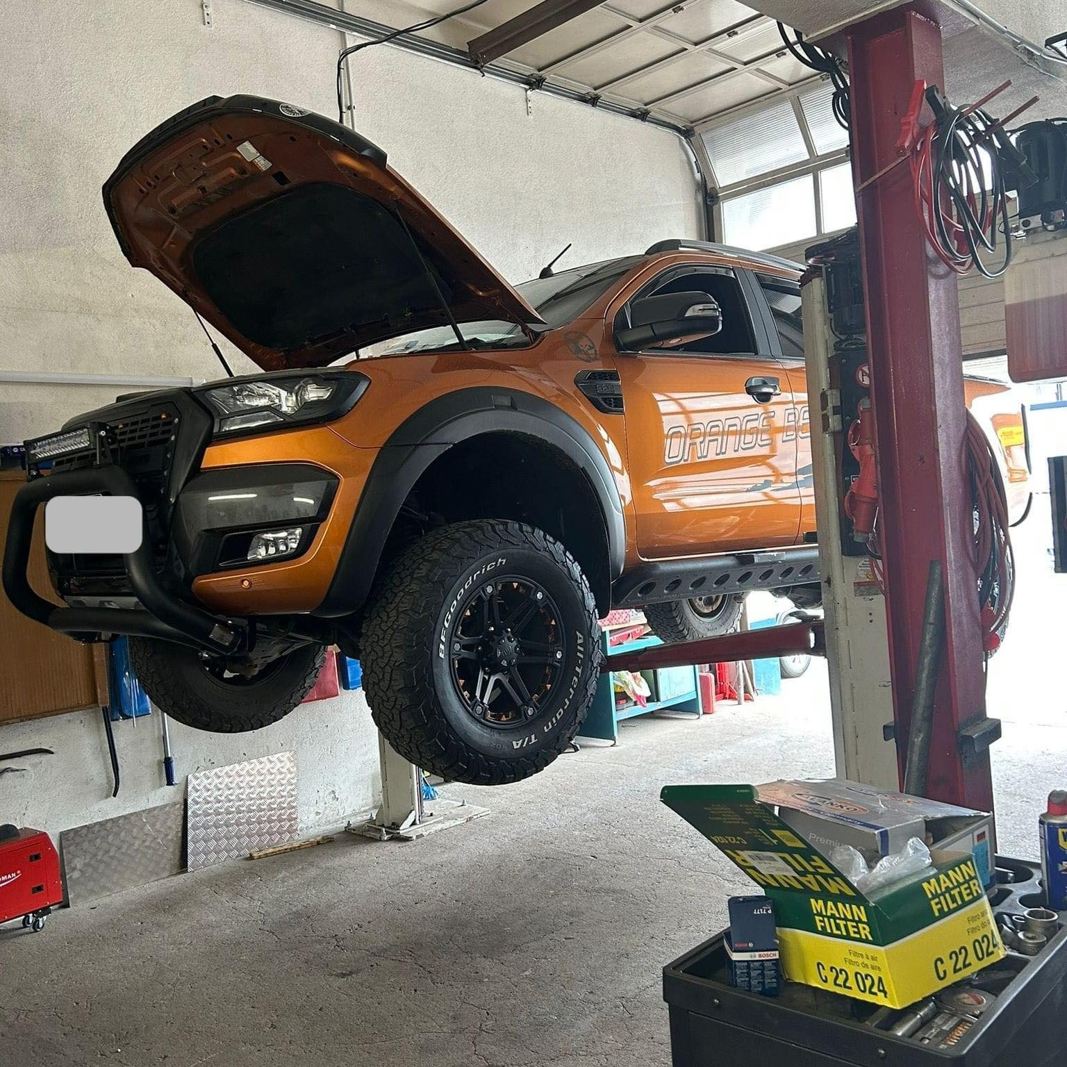 Emelt autó a HUN GARAGE PÉCS autószerviz műhelyében